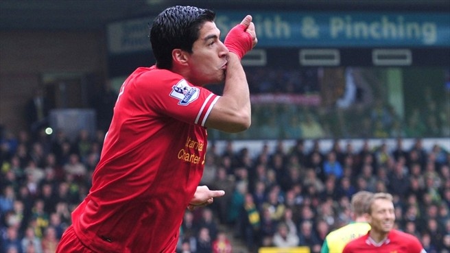 Bất chấp bị treo giò tới 5 trận đầu tiên tại Premier League, Suarez vẫn tỏa sáng rực rỡ để trở thành Vua phá lưới với 31 pha lập công và cùng Cris Ronaldo chia sẻ danh hiệu Chiếc giày vàng châu Âu. Tại World Cup 2014, trung phong 27 tuổi chính là người hùng trong trận gặp Anh với cú đúp ấn tượng. Rất tiếc cú phốt cắn vai trung vệ Giorgio Chiellini của tuyển Ý ở loạt trận cuối vòng bảng khiến tân binh của Barca đánh mất điểm trong cuộc đua giành danh hiệu Cầu thủ xuất sắc nhất châu Âu.