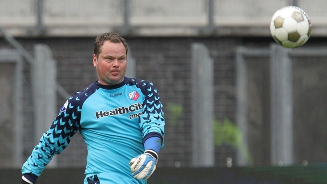 Thủ môn từng có 3 năm đầu quân cho Ajax Amsterdam có trọng lượng lên tới 103 kg với chiều cao 1,95 m. Lão tướng 34 tuổi hiện đang đầu quân cho CLB FC Utrecht.