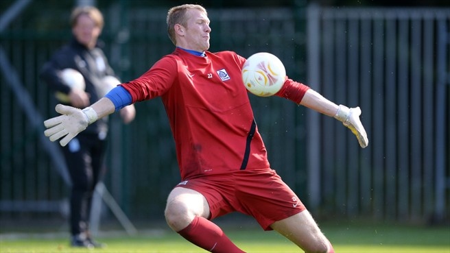 Van Hout là cái tên được nhắc đến khá nhiều trong làng bóng đá, bởi ngoài cân nặng vô đối, anh còn là cầu thủ chuyên nghiệp cao nhất (2m08). Thủ thành 27 tuổi người Bỉ hiện là thành viên của CLB Genk.