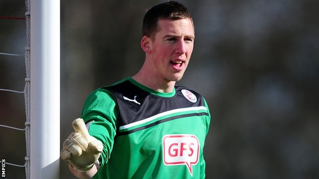 Thủ thành sinh năm 1987 này từng có thời gian đầu quân cho Watford. Nhưng có vẻ trọng lượng quá khổ khiến anh chậm chễ trong các tình huống phản xạ nên bị đội bóng vùng Hertfordshire thanh lý sau 2 mùa bóng.