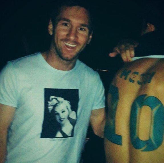 Fan cuong ‘khac’ ten va so ao cua Messi len lung hinh anh