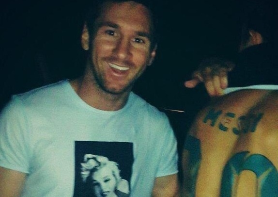 Fan cuong duoc gap Messi nho hinh xam doc hinh anh