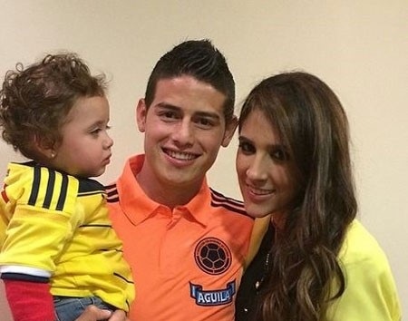 James kết hôn năm 19 tuổi. Bà xã của tiền vệ 23 tuổi này không ai khác chính là Daniela Ospina, em gái ruột của thủ thành tuyển Colombia, David Ospina. Hiện hai người đã sinh một bé gái, Salome.