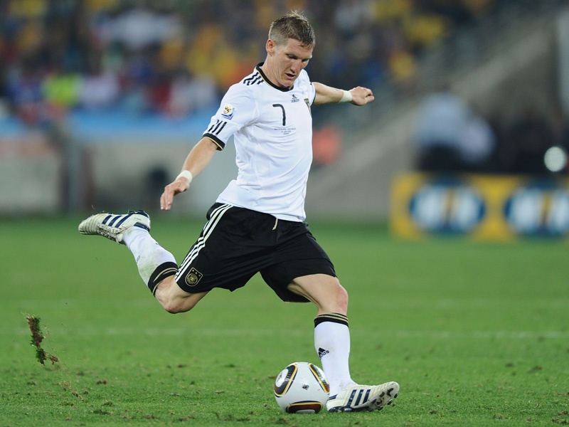 Cu sut xa than sau cua Schweinsteiger hinh anh