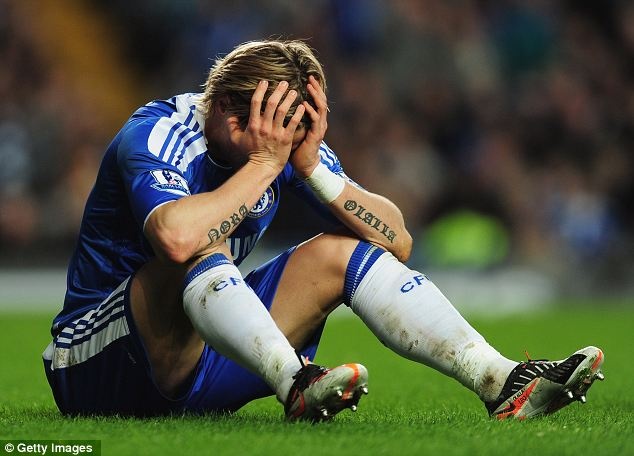 Fan Chelsea doi duoi Torres sau pha bo lo khong tuong hinh anh