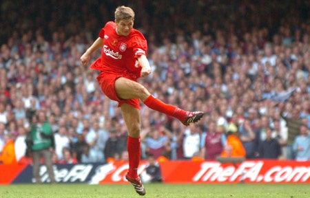 Gerrard volley tung luoi West Ham hinh anh