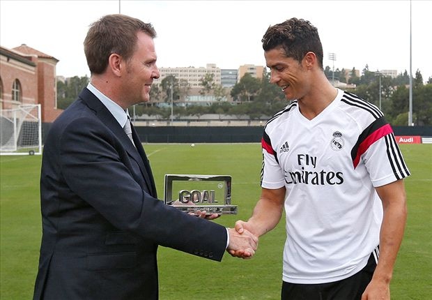 TBT Goal.com, Graham Shaw trao danh hiệu Goal 50 cho Cris Ronaldo tại Los Angerles. Ảnh: Goal.