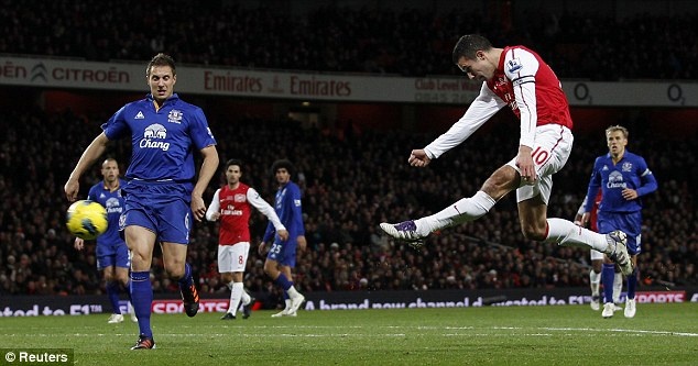 Van Persie lap tuyet pham volley vao luoi Everton hinh anh