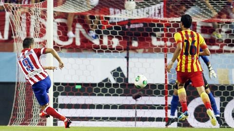 David Villa volley chay luoi doi bong cu Barca hinh anh