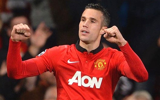 Van Persie từng hai lần liên tiếp giành danh hiệu Vua phá lưới ở mùa 2011/12 và 2012/13. Mùa trước tiền đạo người Hà Lan chỉ ra sân 21 trận do chấn thương, song anh vẫn kịp ghi 12 bàn thắng cho Quỷ đỏ. Nếu Van Persie không gặp vấn đề về thể lực, rất khó để cạnh tranh danh hiệu Chiếc giày vàng với ngôi sao này.