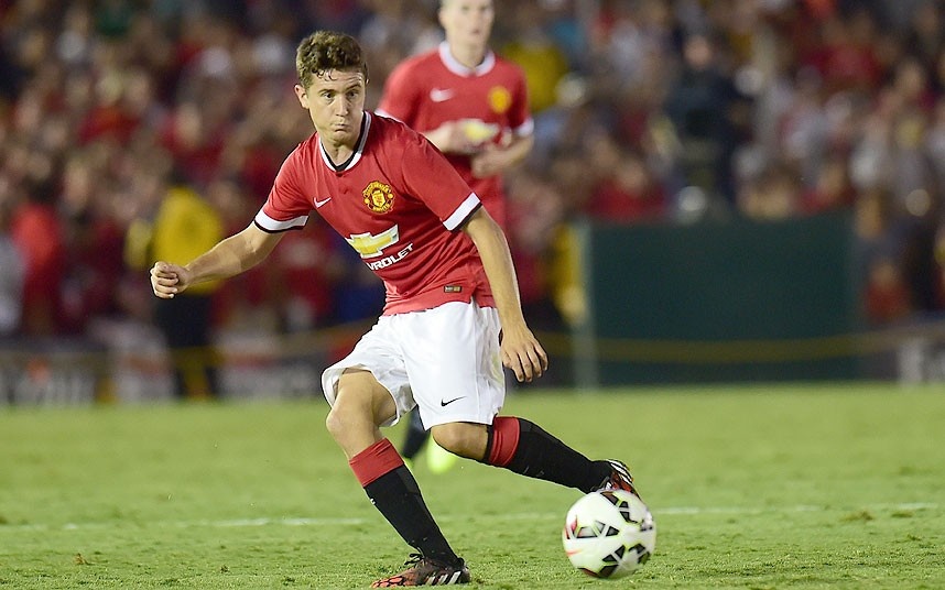 Hè năm ngoái, M.U từng nỗ lực chiêu mộ Herrera nhưng bất thành. Tuy nhiên, sau khi ngồi vào chiếc ghế nóng tại Old Trafford, HLV Van Gaal quyết định kích hoạt thương vụ này và thành công. Tuy nhiên, số tiền mà M.U bỏ ra để sở hữu cầu thủ người Tây Ban Nha không hề rẻ.