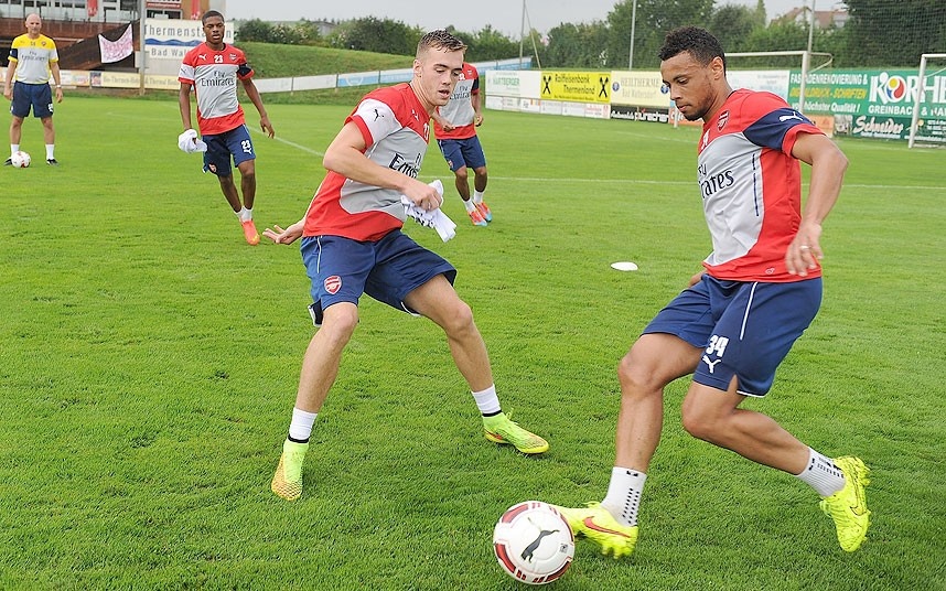 Hôm 28/7, Arsenal gây sốc khi bỏ ra 12 triệu bảng (có thể tăng lên 17,8 triệu tùy vào phong độ) để chiêu mộ hậu vệ 19 tuổi Chambers từ Southampton. Mùa giải năm ngoái, tài năng trẻ người Anh thi đấu 21 trận tại Premier League.