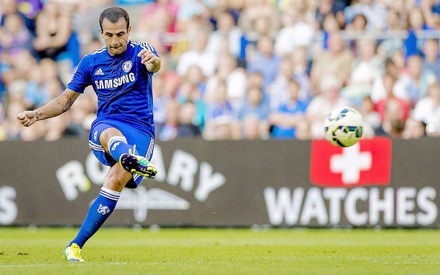 So với lời đề nghị của M.U và Man City thì số tiền mà Chelsea bỏ ra để chiêu mộ Fabregas là khá rẻ - 29 triệu bảng (một số nguồn ghi 30 triệu bảng). Trong trận giao hữu với Vitesse hồi giữa tuần qua, cựu sao Barca và Arsenal ghi bàn đầu tiên trong màu áo mới, giúp The Blues giành chiến thắng với tỷ số 3-1.