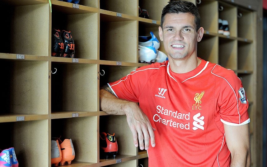 Màn trình diễn thuyết phục của Lovren trong màu áo Southampton mùa trước buộc Liverpool bỏ ra 27 triệu bảng để đưa anh về Anfield. Tuyển thủ Croatia cũng là hậu vệ đắt giá nhất trong lịch sử The Kop, cao hơn kỷ lục cũ do Mamadou Sakho lập lên hè năm ngoái (đến từ PSG) với giá 18,6 triệu bảng.