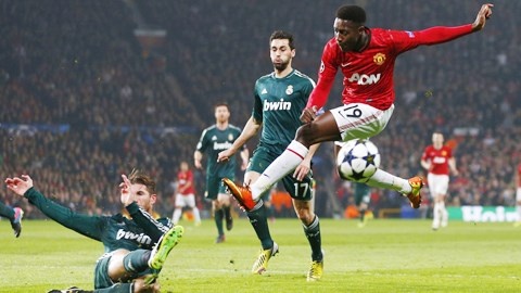 Với quyết tâm thi đấu cao hơn, Man United (phải) có thể giành chiến thắng trước Real.