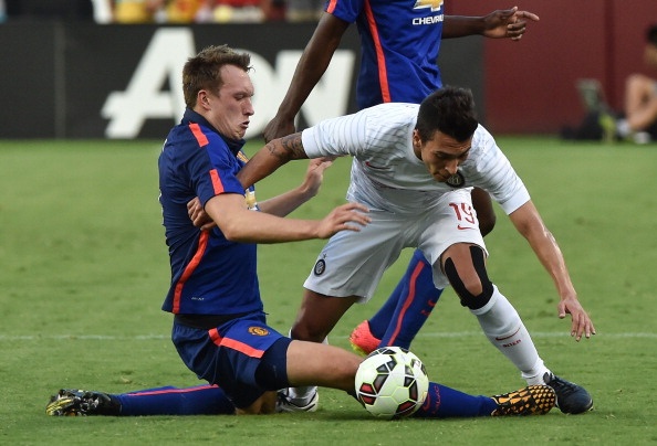 Phil Jones chơi cực hay dưới sự dẫn dắt của tân HLV Van Gaal. Tuyển thủ người Anh chơi trọn 90 phút trong trận gặp Real và anh đã khiến các sát thủ của Los Blancos phải tắt điện.