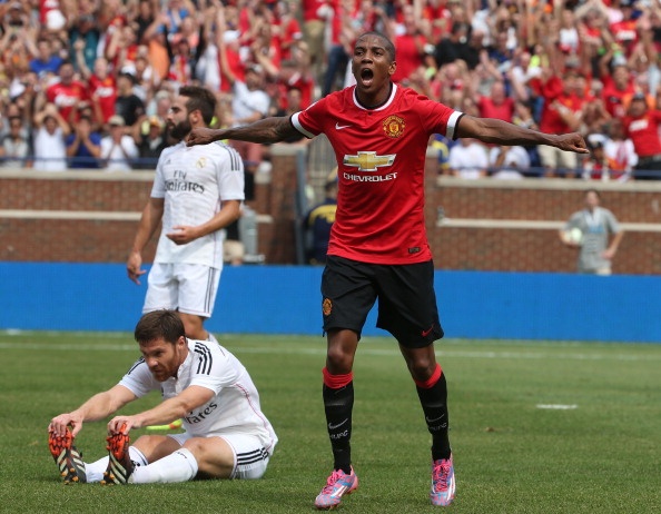 Fan M.U doi giu Ashley Young o lai sau chuyen du dau hinh anh