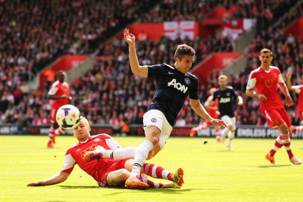 Van Persie hòa nhập cực tốt trong mùa giải đầu tiên khoác áo M.U và là người đóng góp nhiều nhất vào chức vô địch lần thứ 20 của Quỷ đỏ với 26 pha lập công. Tuy vậy, mùa giải năm ngoái cựu Pháo thủ lại chơi không thuyết phục một phần vì chấn thương và một phần vì không phù hợp với chiến thuật thi đấu của David Moyes. Dưới sự dẫn dắt của ông thầy cũ ở ĐTQG Hà Lan, Louis Van Gaal, Van Persie có thể sẽ tìm lại bản năng sát thủ và giúp M.U đòi lại vị thế số 1 tại giải đấu danh giá nhất xứ sở sương mù.