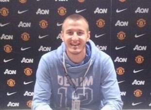 M.U chieu mo thanh cong cau thu tuoi teen cao 2,03 m hinh anh