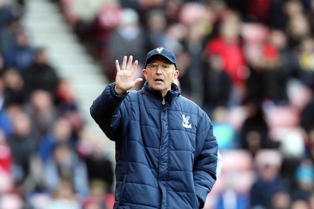 HLV Pulis xuất sắc giúp Crystal Palace cán đích ở vị trí thứ 11 mùa trước. Việc giúp Palace trở thành một tập thể vững chắc khó phá vỡ giúp chiến lược gia 56 tuổi người Xứ Wales có thêm niềm tin trong việc đảm bảo chiếc ghế nóng mùa này.