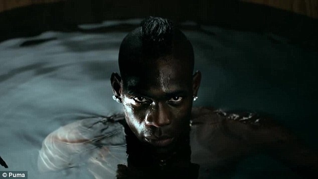 Video Balotelli quan quyt ben hai nguoi dep trong bon tam hinh anh