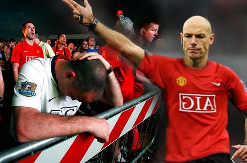 Anh vui fan M.U than khoc sau khi Howard Webb treo coi hinh anh
