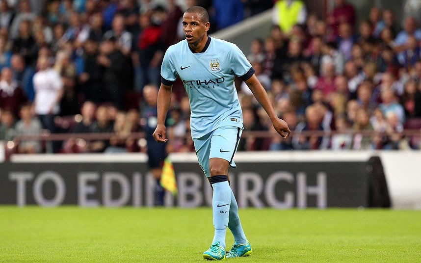 Sau khi chia tay Shakhtar Donetsk để gia nhập Man City, Fernandinho thường xuyên chơi với vai trò là tiền vệ tổ chức. Javi Garcia đôi khi cũng được giao phó vào vị trí này ở mùa trước. Trong khi đây lại là vị trí sở trường của tân binh mới đến từ Porto, Fernando. Câu hỏi được đặt ra là HLV Pellegrini sẽ sắp xếp Fernando chơi ở đâu sao cho hiệu quả nhất trong trận tranh siêu cúp Anh.