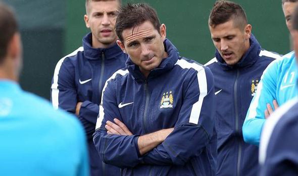 Thời điểm này năm ngoái, có lẽ chẳng ai nghĩ Lampard sẽ đầu quân cho Man City. Tuy nhiên, sau khi bị Chelsea bỏ rơi và phải trôi dạt sang New York City, “Người không phổi” đã quyết định trở lại NH Anh để chứng minh mình chưa đáng bị đẩy khỏi Stamford Bridge. Câu hỏi được đặt ra là liệu HLV Pellegrini có trao cơ hội cho Lampard thể hiện trong trận đấu đầu tiên của mùa giải mới hay không?