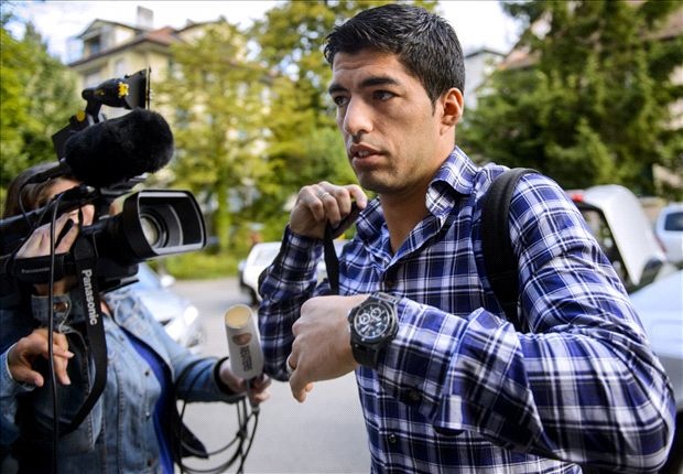 Diem tin 8/8: Suarez hoi hop cho giam an hinh anh