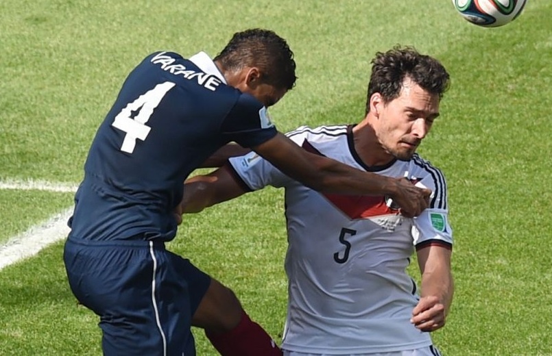 Muon vo dich, Arsenal can chieu mo Hummels hoac Varane hinh anh