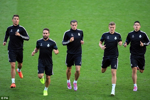Ancelotti dung Bale de noi khich Ronaldo hinh anh