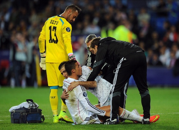 Fan cuong lao vao san om hon, bop chan cho Ronaldo hinh anh