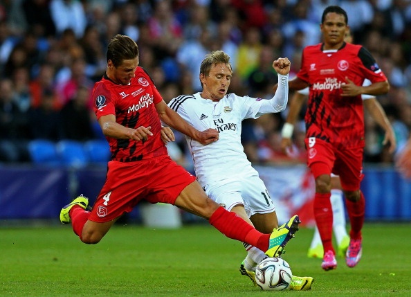 Quá ấn tượng với màn trình diễn của Modric trong màu áo Tottenham, Real đã bỏ ra 41,5 triệu euro để đón tuyển thủ người Croatia về Bernabeu. Tại CLB mới, ngôi sao 28 tuổi không ngừng tỏa sáng, do đó mức giá của anh hiện được đẩy lên tới 55 triệu euro.