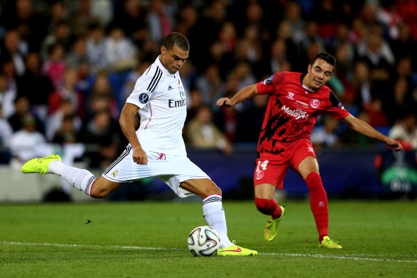 Tháng 7/2007, Real thuyết phục thành công Porto bán lại trung vệ Pepe với giá 30 triệu euro. Tuy nhiên, hiện tại giá của tuyển thủ người Bồ Đào Nha đã giảm xuống 1 nửa, chỉ tầm 15 triệu euro.