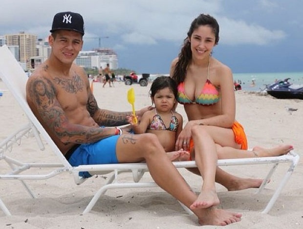 11. Rojo đã lập gia đình với Eugenia Lusardo, một người mẫu của Công ty Dama de Copas có trụ sở tại Lisbon, Bồ Đào Nha. Cặp đôi này đã sinh được một bé gái có tên Morena.