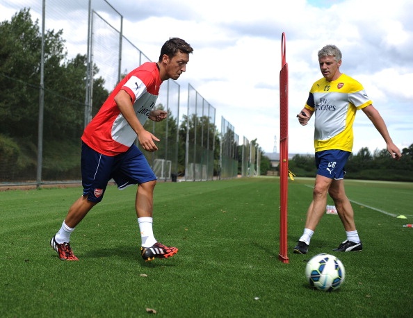 Arsenal bỏ ra 35 triệu bảng để đón Alexis Sanchez về trong hè vừa qua. Tuy nhiên, ngôi sao người Chile không phải là cầu thủ được kỳ vọng nhất của Pháo thủ ở mùa này, thay vào đó là bản hợp đồng bị cho là hớ ở Emirates mùa trước, Mesut Oezil. Tại World Cup vừa qua, Oezil có mặt trong đội hình xuất phát cả 7 trận và cùng tuyển Đức giành Cúp vàng. 