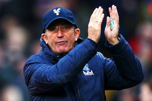 Ngoai hang Anh chia tay HLV dau tien hinh anh