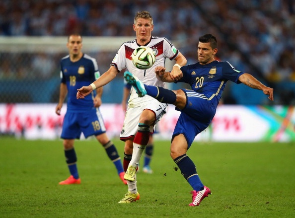 Tài năng của Aguero không phải bàn cãi. Vấn đề lớn nhất với ngôi sao người Argentina là thể lực. Nếu không bị chấn thương đe dọa, El Kun sẽ rất đáng sợ. Bản hợp đồng mới có thời hạn 5 năm với nhà ĐKVĐ Premier League cùng mức lương 150.000 bảng/tuần sẽ trở thành nguồn động lực cực lớn để cựu sao Atletico tỏa sáng ở mùa này.