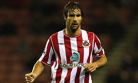 Cana chỉ đầu quân cho Sunderland đúng một mùa (2009/10) trước khi chuyển sang khoác áo Galatasaray và hiện tại là Lazio. Tuy nhiên, khoảng thời gian ngắn ngủi đó cùng giúp hậu vệ 31 tuổi này chứng minh tài năng để lọt vào tầm ngắm của Liverpool, Everton và Arsenal.