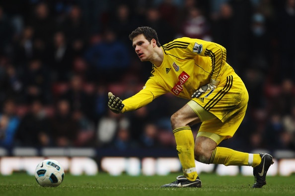 Begovic trưởng thành từ lò đào tạo Portsmouth nhưng không được CLB này trọng dụng khi liên tục bị đem cho mượn. Năm 2010, thủ thành 27 tuổi quyết định gia nhập Stoke City. Tại đây, Begovic không ngừng tỏa sáng và anh được một số CLB hàng đầu châu Âu để mắt đến.