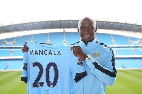 Báo chí Anh đưa tin Man City bỏ ra 32 triệu bảng (40 triệu euro) để đón Mangala về từ Porto. Tuy nhiên, thực tế mức phí chuyển nhượng của trung vệ 23 người Pháp lên tới 53 triệu euro, trong đó 30,5 triệu euro cho Porto và khoản còn lại cho những các bên liên quan. Theo đó, Mangala đã vượt mặt Luiz để trở thành trung vệ đắt giá nhất thế giới ở thời điểm hiện tại.