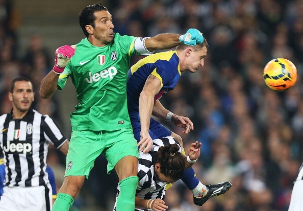 Năm 2001, Juve đã gây sốc khi bỏ ra 51 triệu euro thuyết phục Parma bán lại thủ thành Buffon. Tuy nhiên, “Người nhện” chứng tỏ anh hoàn toàn xứng đáng với những gì Lão phu nhân bỏ ra. Sau 13 năm khoác áo Juve, lão tướng 36 tuổi này đem về cho CLB 10 danh hiệu chưa kể 2 Scudetto (2005 và 2006) bị tước.