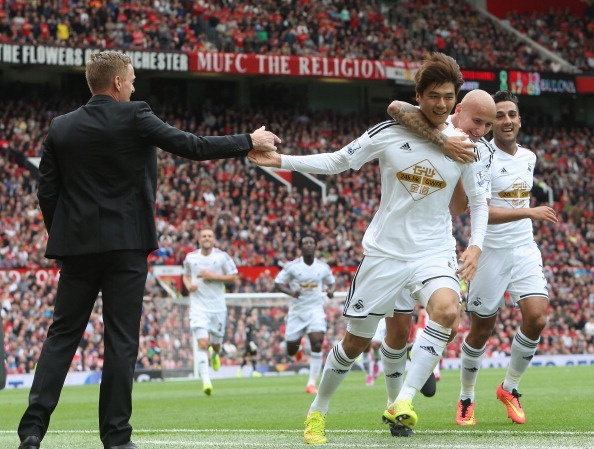 Ki chơi rất nổi bật khi phủ bóng hàng tiền vệ ngôi sao của M.U. Tuyển thủ Hàn Quốc là người ghi bàn mở tỷ số, góp công lớn vào chiến thắng 2-1 của Swansea trước ứng cử viên hàng đầu cho danh hiệu vô địch Premier League.