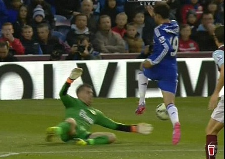 Trong tai cuop trang mot qua penalty cua Diego Costa hinh anh