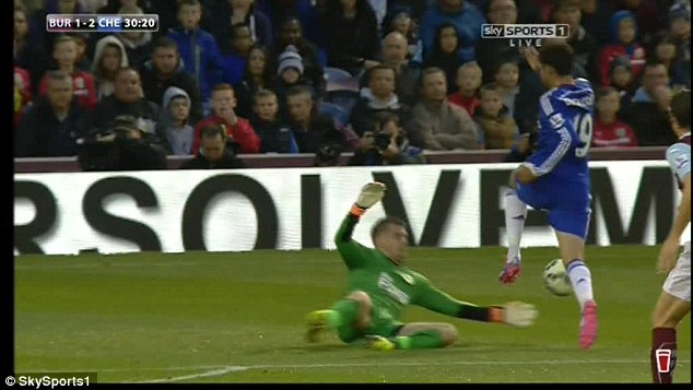 Trọng tài Oliver đã mắc sai lầm khi thổi phạt Costa. Ảnh: Daily Mail.