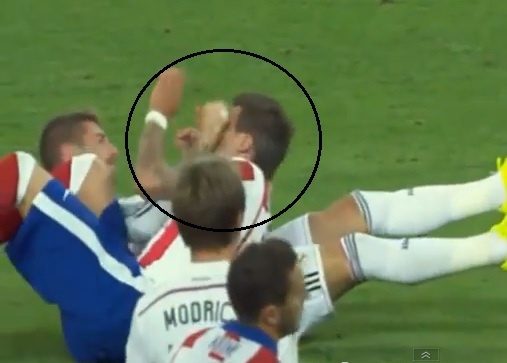 Sergio Ramos thang tay dam vao mat Mandzukic hinh anh