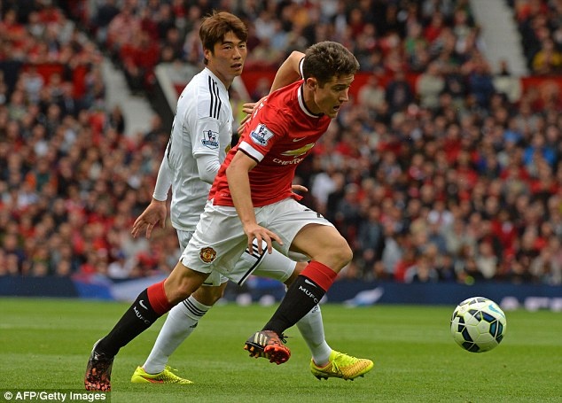 Sau mùa giải trắng tay và ngụp lặn ở vị trí thứ 7 tại Premier League, M.U quyết định bỏ ra 29 triệu bảng để mua tiền vệ Ander Herrera từ Athletic Bilbao. Đây là bản hợp đồng đầu tiên dưới triều đại Van Gaal. Herrera từng lọt vào tầm ngắm của M.U cách đây 3 năm, khi Old Trafford còn đang được cai trị bởi Sir Alex Ferguson. Martin Ferguson - em trai Sir Alex là người phát hiện ra ngôi sao này.