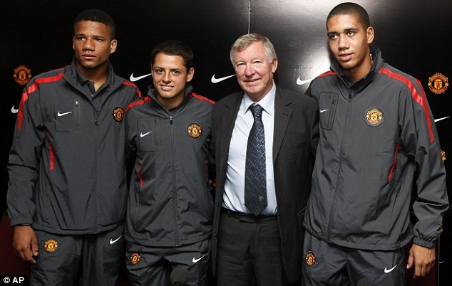 Chris Smalling là bản hợp đồng đắt giá nhất của M.U hè 2010. Cựu hậu vệ của Fulham tiêu tốn 10 triệu bảng của Quỷ đỏ. Ngoài ra, Sir Alex Ferguson cũng dùng 7,4 triệu bảng để giải phóng Bebe khỏi Vitoria. Javier Hernandez là tân binh cuối cùng của Quỷ đỏ trong hè này với giá 6 triệu bảng từ Guadalajara.