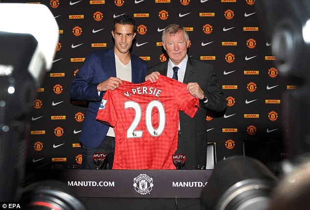 Ở mùa giải cuối cùng dẫn dắt M.U, Sir Alex Ferguson đưa về Old Trafford 4 tân binh, gồm Robin Van Persie (24 triệu bảng từ Arsenal), Shinji Kagawa (12 triệu từ Borussia Dortmund), Alexander Buttner (4 triệu từ Vitesse Arnhem) và Nick Powell (4 triệu từ Crewe).