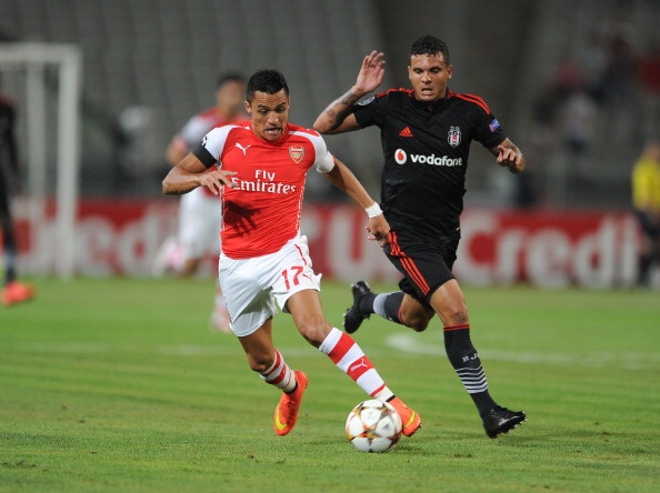 Ở trận khai màn Premier League gặp Crystal Palace, Alexis Sanchez chơi khởi sắc hơn nhiều so với những trận đấu trước đó. Anh chính là người kiến tạo để Koscielny mở tỷ số, góp phần vào chiến thắng 2-1 của Pháo thủ. Tuy vậy, chừng đó chưa đủ để giúp tuyển thủ người Chile ghi điểm trong mắt các Gooners. Họ cần cựu sao Barca thể hiện nhiều hơn trong chuyến làm khách trên sân của Everton vào đêm mai.